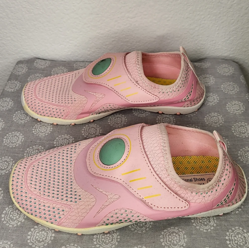 Pair of Water Shoes size Big Girl 2/3